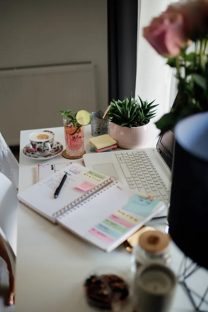 Escritorio acogedor con planta y libreta