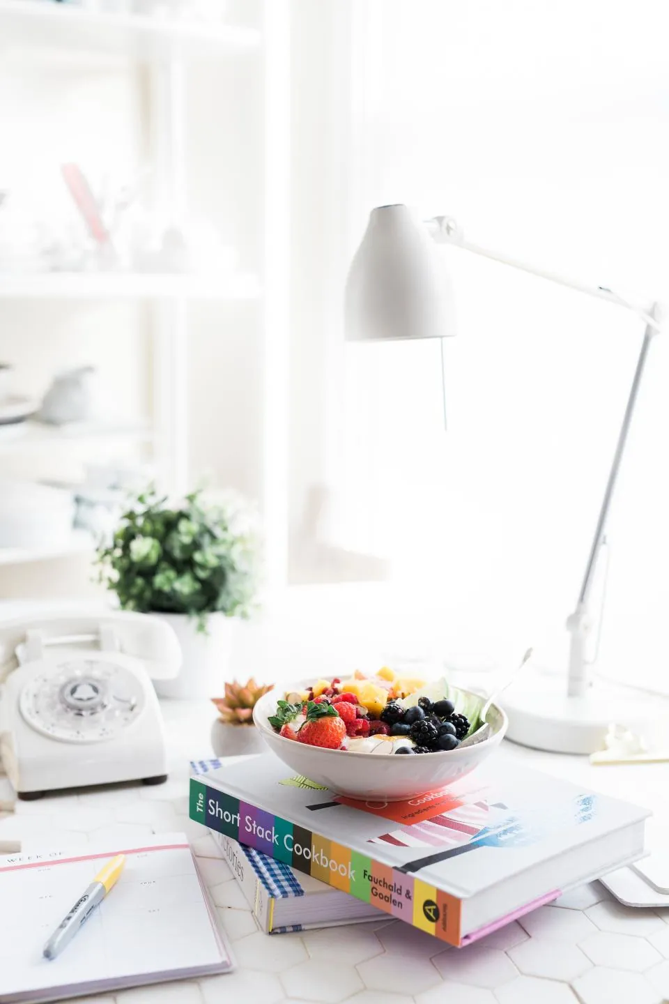 Cuaderno de plan nutricional con frutas